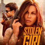 권총을 든 케이트 베킨세일과 스콧 이스트우드, 주황색 Stolen Girl 제목이 배치된 미션 구출작전 공식 포스터