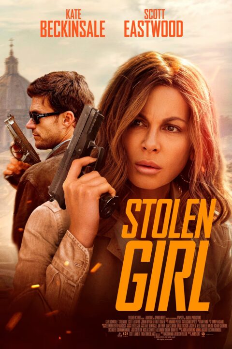 권총을 든 케이트 베킨세일과 스콧 이스트우드, 주황색 Stolen Girl 제목이 배치된 미션 구출작전 공식 포스터